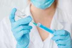 Krankenschwester oder Doktor, die eine Düsennadel halten lizenzfreie stockfotografie Krankenschwester oder Doktor, die eine Düsennadel halten lizenzfreie stockfotografie