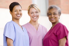 Krankenschwestern, die außerhalb eines Krankenhauses stehen stockfoto Krankenschwestern, die außerhalb eines Krankenhauses stehen stockfoto
