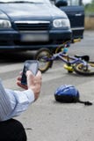 Krankenwagen nach Autounfall stockfotografie Krankenwagen nach Autounfall stockfotografie