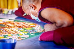 KRASNODAR, Russland - 22. Mai 2014 machen tibetanischer Mönch Mandala lizenzfreies stockfoto KRASNODAR, Russland - 22. Mai 2014 machen tibetanischer Mönch Mandala lizenzfreies stockfoto
