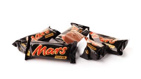 KRASNODAR, RÚSSIA - OKTOBER 28, 2018: Barras de chocolate de Marte isoladas no fundo branco Produzido por Marte incorporado imagem de stock KRASNODAR, RÚSSIA - OKTOBER 28, 2018: Barras de chocolate de Marte isoladas no fundo branco Produzido por Marte incorporado imagem de stock