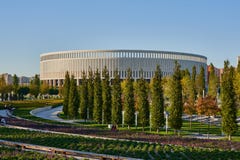 Krasnodar, Ρωσία - 7 Οκτωβρίου 2018: Μακριοί πάγκοι για τη χαλάρωση στα μονοπάτια στο πάρκο Krasnodar ή Galitsky το φθινόπωρο SU στοκ φωτογραφία Krasnodar, Ρωσία - 7 Οκτωβρίου 2018: Μακριοί πάγκοι για τη χαλάρωση στα μονοπάτια στο πάρκο Krasnodar ή Galitsky το φθινόπωρο SU στοκ φωτογραφία
