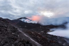 Krater van losbarstende vulkaan Tolbachik, het Schiereiland van Kamchatka, Rusland stock foto Krater van losbarstende vulkaan Tolbachik, het Schiereiland van Kamchatka, Rusland stock foto