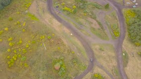 Krańcowy Motorsport SUVs klamerka Odgórny widok SUVs na śladzie z dużymi brudnymi kałużami fotografia stock Krańcowy Motorsport SUVs klamerka Odgórny widok SUVs na śladzie z dużymi brudnymi kałużami fotografia stock
