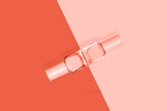 Kreative flache Lage von hellen Nagellacken der Mode auf einem lebenden korallenroten Hintergrund Minimale Art Kopieren Sie Platz stockbilder Kreative flache Lage von hellen Nagellacken der Mode auf einem lebenden korallenroten Hintergrund Minimale Art Kopieren Sie Platz stockbilder