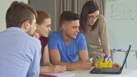 Kreative Gemeinschaftsarbeiten auf Laptop Kreative Gemeinschaftsarbeiten auf Laptop