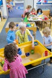 Kreative Kindertagesstätten-Lektion stockfotografie Kreative Kindertagesstätten-Lektion stockfotografie
