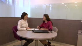 Kreative Sitzung von zwei Geschäftsfrauen im Büro am Tisch stock video Kreative Sitzung von zwei Geschäftsfrauen im Büro am Tisch stock video