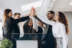 Kreatives Geschäftsteam, das Hände im Büro zusammenfügt stockfotos Kreatives Geschäftsteam, das Hände im Büro zusammenfügt stockfotos