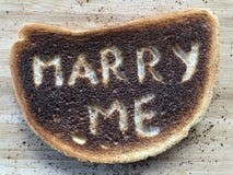 Kreatives Liebe und Romantik-Konzept Heiraten Sie mich und brannte Toast lizenzfreie stockbilder Kreatives Liebe und Romantik-Konzept Heiraten Sie mich und brannte Toast lizenzfreie stockbilder
