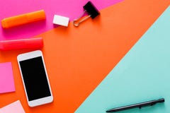 Kreatives minimales Design - flache Lage des Arbeitsplatzes lizenzfreies stockfoto Kreatives minimales Design - flache Lage des Arbeitsplatzes lizenzfreies stockfoto