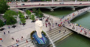 Kreisbrummenansicht von Merlions-Statue Luftschuß des berühmten simbol von Singapur Kreisbrummenansicht von Merlions-Statue Luftschuß des berühmten simbol von Singapur