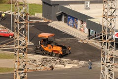Kremenchug, región de Poltava, Ucrania, el 9 de abril de 2019, poniendo el asfalto cerca del mercado de ATB fotos de archivo Kremenchug, región de Poltava, Ucrania, el 9 de abril de 2019, poniendo el asfalto cerca del mercado de ATB fotos de archivo