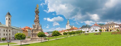 Kremnica - πανόραμα της πλατείας Safarikovo με Franciscans chruch, την μπαρόκ ιερή στήλη τριάδας και την εκκλησία του ST Catherin Στοκ εικόνα με δικαίωμα ελεύθερης χρήσης Kremnica - πανόραμα της πλατείας Safarikovo με Franciscans chruch, την μπαρόκ ιερή στήλη τριάδας και την εκκλησία του ST Catherin Στοκ εικόνα με δικαίωμα ελεύθερης χρήσης