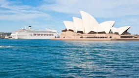 Kreuzfahrtschiff und Sydney Opera House, außerordentliche Form des Opernhauses stockbilder Kreuzfahrtschiff und Sydney Opera House, außerordentliche Form des Opernhauses stockbilder