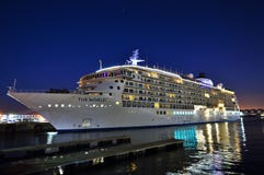 Kreuzschiff in der Nacht stockfotografie Kreuzschiff in der Nacht stockfotografie
