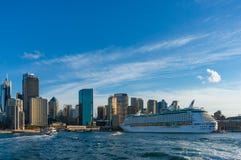 Kreuzschiff in Sydney Harbour mit Wolkenkratzern Sydneys CBD auf dem Hintergrund Reise und Wanderlust, die Welt erforschend lizenzfreie stockbilder Kreuzschiff in Sydney Harbour mit Wolkenkratzern Sydneys CBD auf dem Hintergrund Reise und Wanderlust, die Welt erforschend lizenzfreie stockbilder