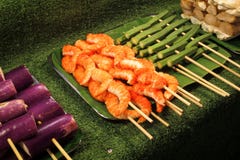 Krewetkowy mięso na drewnianych skewers dla piec na grillu na sprzeciwia się sklep obraz stock Krewetkowy mięso na drewnianych skewers dla piec na grillu na sprzeciwia się sklep obraz stock