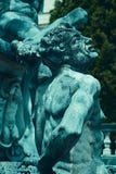 Krickasamkopieringseffekt på den dekorativa springbrunnen med statyer framme av den Peles slotten, Sinaia, Rumänien royaltyfri bild Krickasamkopieringseffekt på den dekorativa springbrunnen med statyer framme av den Peles slotten, Sinaia, Rumänien royaltyfri bild