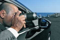 Kriminalare eller paparazzi som från inre tar foto en bil royaltyfri foto Kriminalare eller paparazzi som från inre tar foto en bil royaltyfri foto