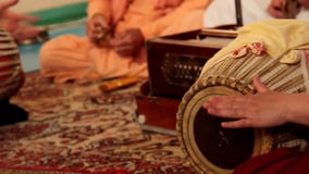 Krishnaspelen op Indische muzikale geestelijke instrumenten stock videobeelden Krishnaspelen op Indische muzikale geestelijke instrumenten stock videobeelden