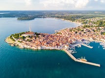 Kroatische stad van Rovinj op een kust van blauwe azuurblauwe turkooise Adriatische Overzees, lagunes van Istrian-schiereiland, K stock foto Kroatische stad van Rovinj op een kust van blauwe azuurblauwe turkooise Adriatische Overzees, lagunes van Istrian-schiereiland, K stock foto