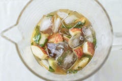 Kruik van drank met vruchten, ijs en pimm royalty-vrije stock foto Kruik van drank met vruchten, ijs en pimm royalty-vrije stock foto