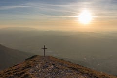 Kruis bovenop MT Serrasanta Umbrië, Italië, met warme gouden uurkleuren en zon laag op de horizon royalty-vrije stock afbeeldingen Kruis bovenop MT Serrasanta Umbrië, Italië, met warme gouden uurkleuren en zon laag op de horizon royalty-vrije stock afbeeldingen