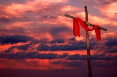 Kruis en Uniformjas op een Zonsondergang stock foto Kruis en Uniformjas op een Zonsondergang stock foto