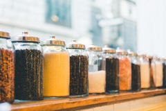 Krus av kaffebönor, ögonblickligt kaffe, socker och ingredienser i tappning tonar, djup av fälteffekt, med kopieringsutrymme fotografering för bildbyråer Krus av kaffebönor, ögonblickligt kaffe, socker och ingredienser i tappning tonar, djup av fälteffekt, med kopieringsutrymme fotografering för bildbyråer