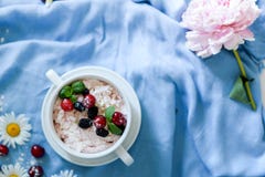 Krus av naturlig vit yoghurt med fruktsallad med rosa den drakefrukt, b royaltyfri foto Krus av naturlig vit yoghurt med fruktsallad med rosa den drakefrukt, b royaltyfri foto