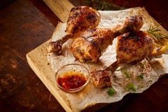 Kryddiga grillade marinerade fega ben Arkivbilder Kryddiga grillade marinerade fega ben Arkivbilder
