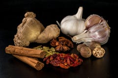 Kryddor på en svart tabell: kanel anis, caien peppar, muskotnöt, royaltyfri fotografi Kryddor på en svart tabell: kanel anis, caien peppar, muskotnöt, royaltyfri fotografi
