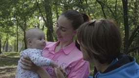 Kryjówka - i - aport w lesie - szczęśliwa rodzina w 4k zwolnionym tempie zdjęcie wideo Kryjówka - i - aport w lesie - szczęśliwa rodzina w 4k zwolnionym tempie zdjęcie wideo
