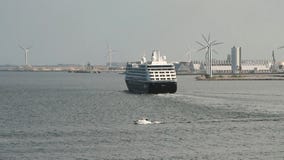 Kryssningeyeliner som lämnar port copenhagen denmark Kryssningeyeliner som lämnar port copenhagen denmark
