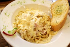 Kräm- sås för klassisk för stilpasta“carbonara†spagetti för med grisköttkinder, parmesanost och sidomaträtten arkivfoto Kräm- sås för klassisk för stilpasta“carbonara†spagetti för med grisköttkinder, parmesanost och sidomaträtten arkivfoto