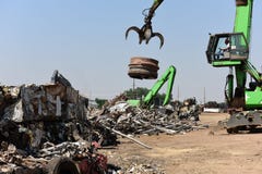 Kräne, die weggeworfenes Alteisenmetall an einem Altmetall aufbereitet Mitte verarbeiten stockbilder Kräne, die weggeworfenes Alteisenmetall an einem Altmetall aufbereitet Mitte verarbeiten stockbilder