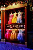 Królewski princess shoppe przy królewskim princess ogródem w Disneyland Hong kong obraz royalty free Królewski princess shoppe przy królewskim princess ogródem w Disneyland Hong kong obraz royalty free
