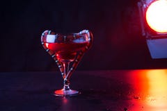 Królewski wąż w szkle z cieczem, skrętami i wężem, ja jest jednakowy formularzowy serce, lampy światło na tylnym ciemnym tle obrazy royalty free Królewski wąż w szkle z cieczem, skrętami i wężem, ja jest jednakowy formularzowy serce, lampy światło na tylnym ciemnym tle obrazy royalty free