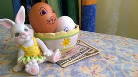 Królik zabawka z Easter jajkami i papierowymi dolarami fotografia stock Królik zabawka z Easter jajkami i papierowymi dolarami fotografia stock