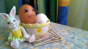 Królik zabawka z Easter jajkami i papierowymi dolarami zdjęcia royalty free Królik zabawka z Easter jajkami i papierowymi dolarami zdjęcia royalty free