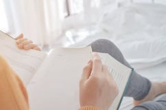 Książka jest w rękach kobiety obraz stock Książka jest w rękach kobiety obraz stock