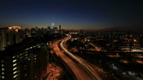 Kuala Lumpur Elevated Highway AKLEH com skyline da cidade em Malásia no por do sol Timelapse Kuala Lumpur Elevated Highway AKLEH com skyline da cidade em Malásia no por do sol Timelapse