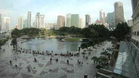 Kuala Lumpur, Malaisie - 18 juillet 2018 : Timelapse des personnes à la fontaine Park City de mail de KLCC Kuala Lumpur, Malaisie - 18 juillet 2018 : Timelapse des personnes à la fontaine Park City de mail de KLCC