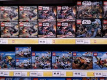 KUALA LUMPUR, MALASIA - 20 DE MAYO DE 2017: Variedad de juguete de Lego en el supermercado fotos de archivo libres de regalías KUALA LUMPUR, MALASIA - 20 DE MAYO DE 2017: Variedad de juguete de Lego en el supermercado fotos de archivo libres de regalías