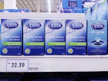 KUALA LUMPUR, MALASIA - MAYO 24,2017: Lavado del ojo de Optrex exhibido en el supermercado imagen de archivo KUALA LUMPUR, MALASIA - MAYO 24,2017: Lavado del ojo de Optrex exhibido en el supermercado imagen de archivo