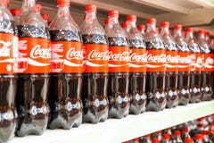 KUALA LUMPUR MALAYSIA, April 16, 2016: Coca - cola underhåller dess l royaltyfri bild KUALA LUMPUR MALAYSIA, April 16, 2016: Coca - cola underhåller dess l royaltyfri bild