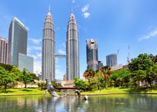 KUALA LUMPUR, MALESIA - Ferbruary 5: Petronas si eleva febbraio Immagine Stock Libera da Diritti KUALA LUMPUR, MALESIA - Ferbruary 5: Petronas si eleva febbraio Immagine Stock Libera da Diritti
