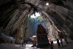Kuala Lumpur, Malásia - 24 de fevereiro de 2019: Cavernas de Batu que olham acima da caverna principal foto de stock royalty free Kuala Lumpur, Malásia - 24 de fevereiro de 2019: Cavernas de Batu que olham acima da caverna principal foto de stock royalty free
