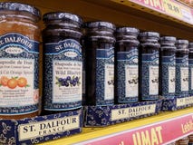 KUALA LUMPUR, MALÁSIA - MAIO 24,2017: Doces do St Dalfour nas prateleiras do supermercado local foto de stock KUALA LUMPUR, MALÁSIA - MAIO 24,2017: Doces do St Dalfour nas prateleiras do supermercado local foto de stock